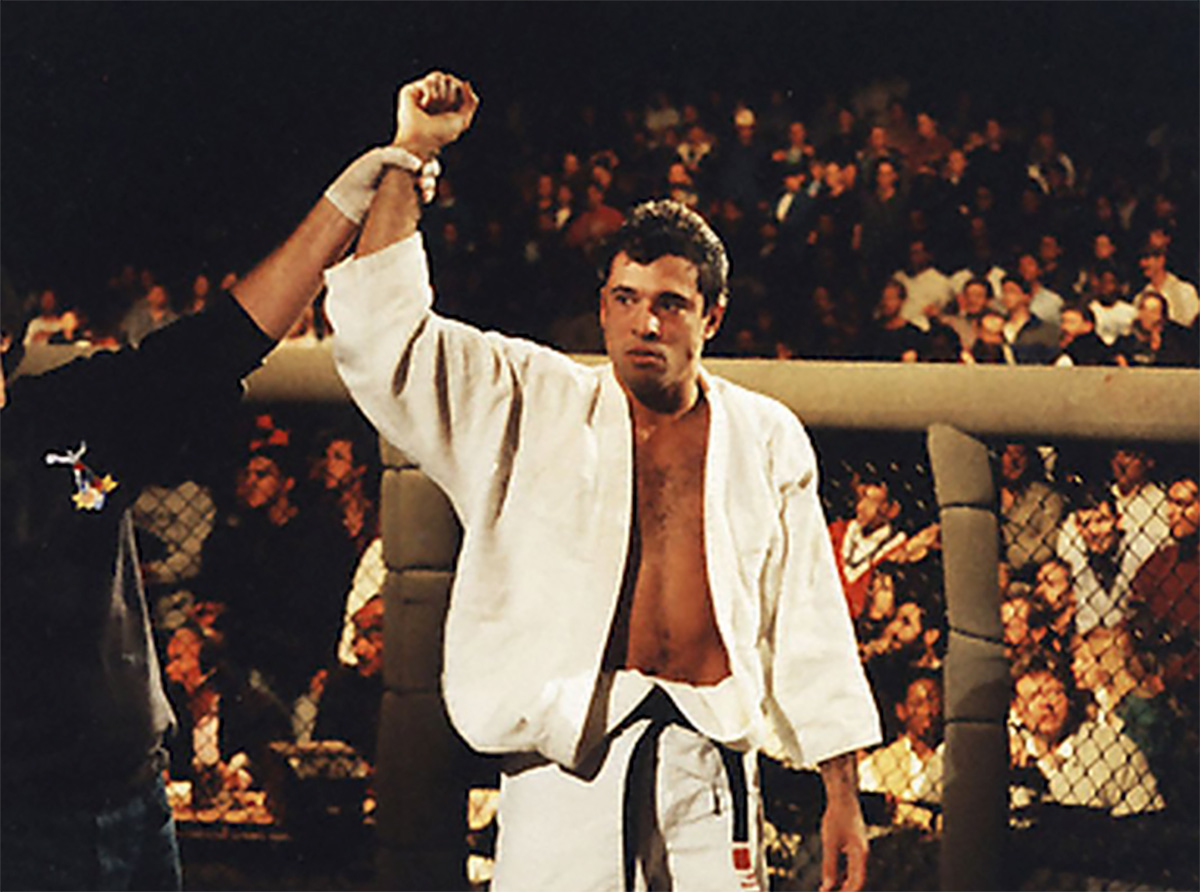 Royce Gracie submitting a larger opponent at UFC 1